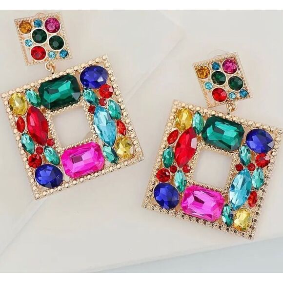 💕 Betsey Johnson stunning square dangle multicolored crystal earrings 💕 - Picture 4 of 5